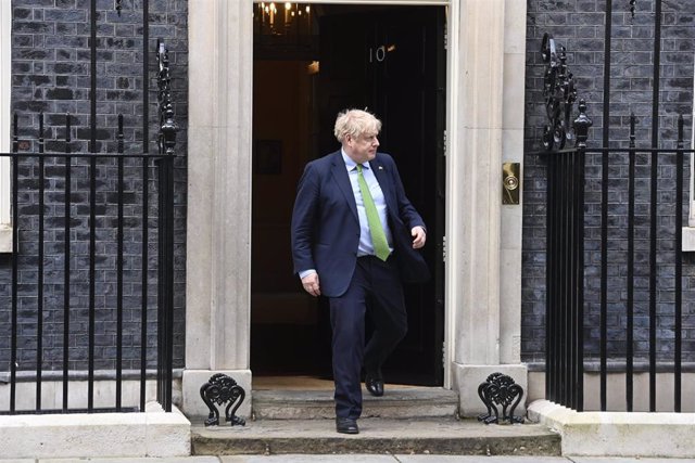 El primer ministro británico, Boris Johnson, sale de Downing Street. 