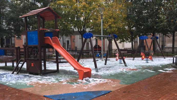 Archivo - Imagen de granizo caído en un parque infantil de Basauri (Bizkaia)
