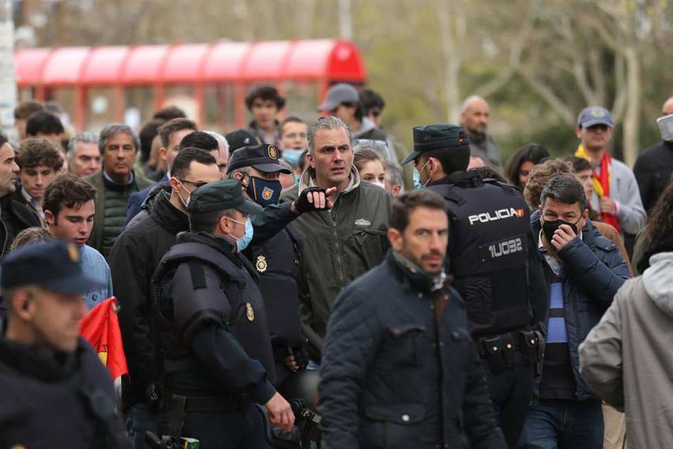 El secretario general de Vox, Javier Ortega-Smith (c) y demás miembros de la Plataforma 711 Por la Reconquista Cultural junto a agentes de Policía Nacional, se concentran en el Campus de Somosaguas.