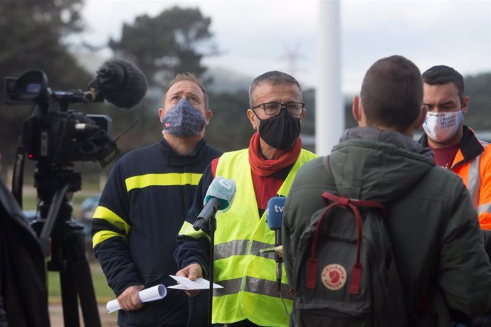 Archivo - El presidente del comité de Alcoa, José Antonio Zan (i), acompañado en una rueda de prensa convocada ante los medios en San Cibrao, en Cervo, Lugo, Galicia, (España), a 9 de noviembre de 2020. En la intervención han ofrecido "paz social" si la