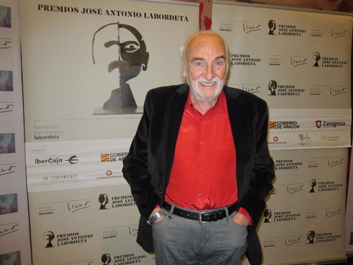 Archivo - El actor Héctor Alterio recibe el Premio José Antonio Labordeta a 'Toda una Carrera' en su quinta edición.