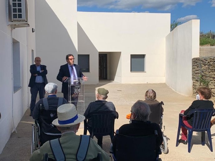 El vicepresidente segundo y consejero de Sanidad y Servicios Sociales, José María Vergeles, en su visita a la nueva residencia de mayores de Pescueza