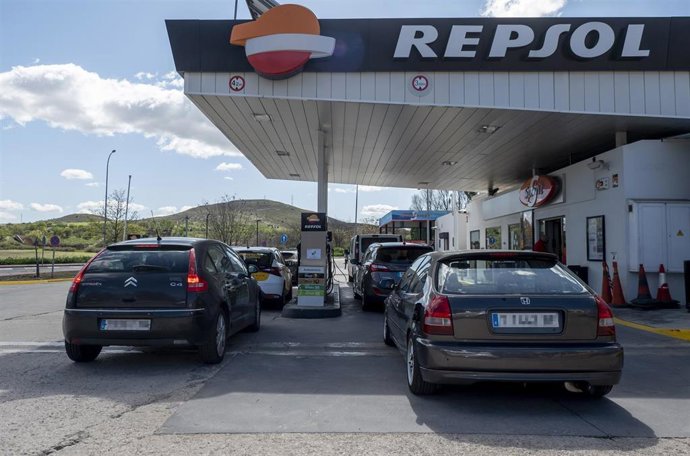 Varios coches repostan en una gasolinera, el día en que ha entrado en vigor la rebaja de 20 céntimos por litro