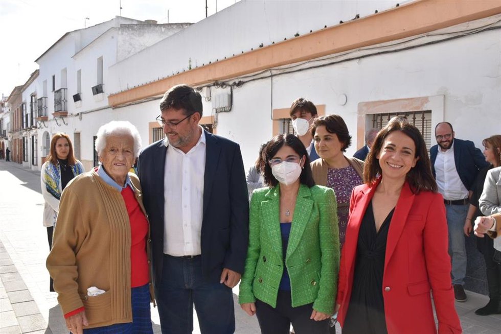 El alcalde de Utrera y la ministra de Sanidad, en el centro, durante un paseo por la localidad para conocer los proyectos de carril bici.