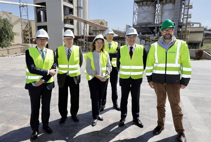 La vicepresidenta tercera del Gobierno y ministra para la Transición Ecológica y el Reto Demográfico, Teresa Ribera, junto al ceo de la Cementos Molins, Julio Rodríguez, y el presidente, Juan Molins, entre otros.