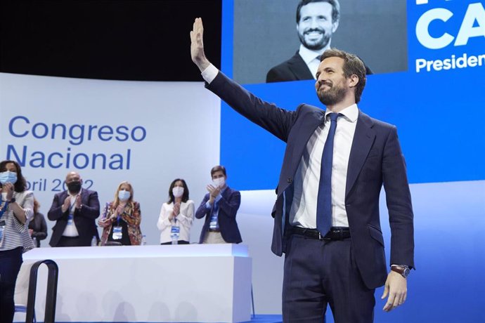 El presidente saliente, Pablo Casado, en su intervención en el Palacio de Congresos y Exposiciones de Sevilla (FIBES) para participar en el XX Congreso extraordinario del PP, a 1 de abril de 2022, en Sevilla, Andalucía (España). El Partido Popular encum