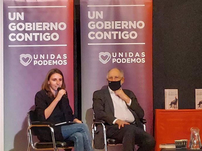 La diputada de Unidas Podemos en el Congreso, Lucía Muñoz, acompaña al escritor y periodista Ernesto Ekaizer en la presentación de su libro 'El Rey al desnudo'.