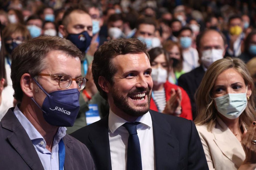 El presidente saliente, Pablo Casado (c), con su esposa y el presidente de la Xunta de Galicia y candidato a la presidencia del PP, Alberto Núñez Feijóo (i), después de su intervención en el Palacio de Congresos y Exposiciones de Sevilla (FIBES) para p