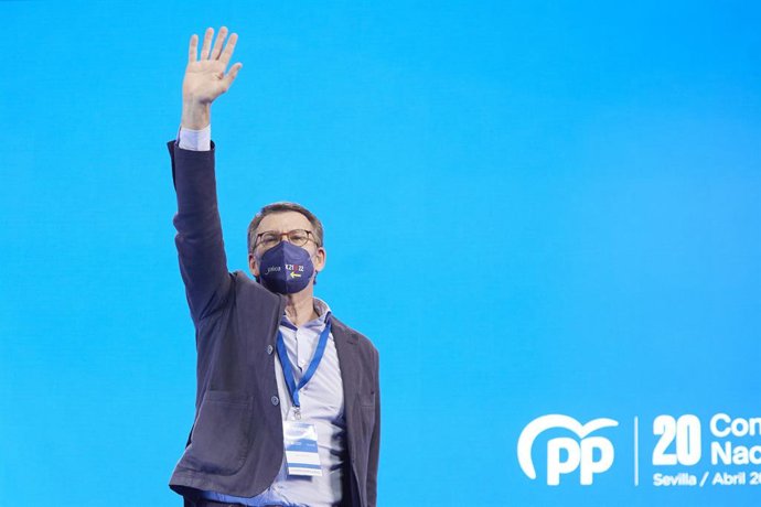 El president de la Xunta de Galícia i candidat a la presidncia del PP,  Alberto Núñez Feijóo, saluda en el Palau de Congressos i Exposicions de Sevilla (FIBES) per participar al XX Congrés extraordinari del PP, a 1 d'abril de 2022, a Sevilla,