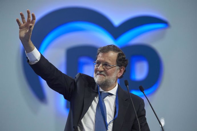 El presidente del Gobierno, Mariano Rajoy, en el Palacio de Congresos y Exposiciones de Sevilla (FIBES) para participar en el XX Congreso extraordinario del PP, a 1 de abril de 2022, en Sevilla, Andalucía (España). El Partido Popular encumbrará en este 