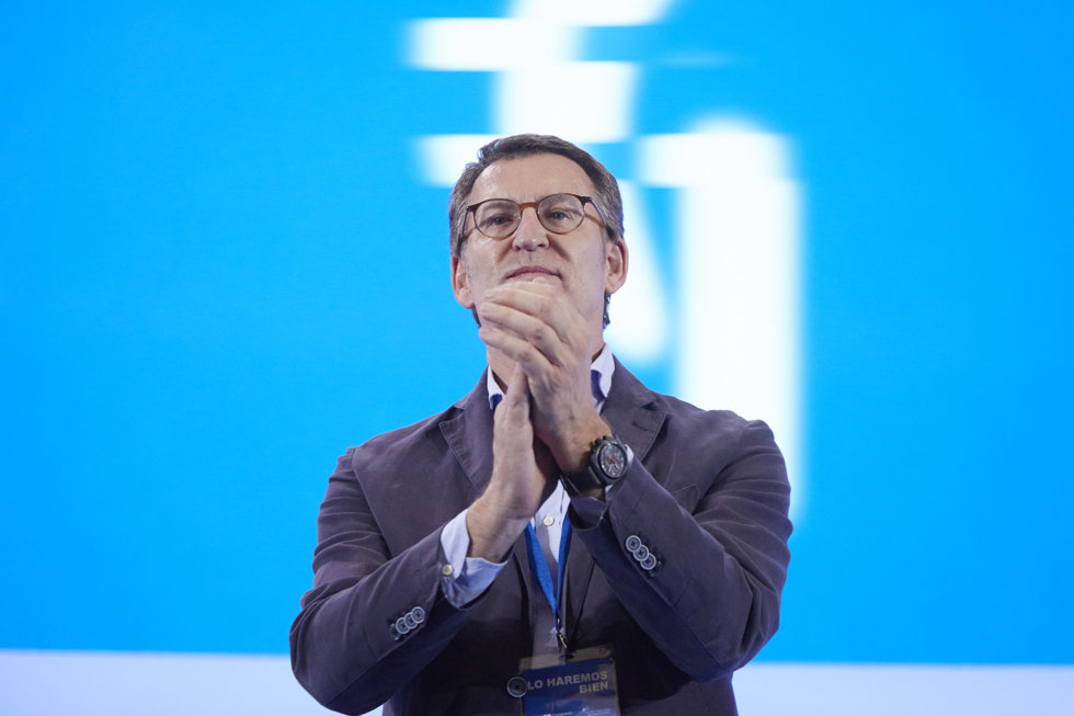 El presidente de la Xunta de Galicia y candidato a la presidencia del PP, Alberto Núñez Feijóo, en el Palacio de Congresos y Exposiciones de Sevilla (FIBES) para participar en el XX Congreso extraordinario del PP