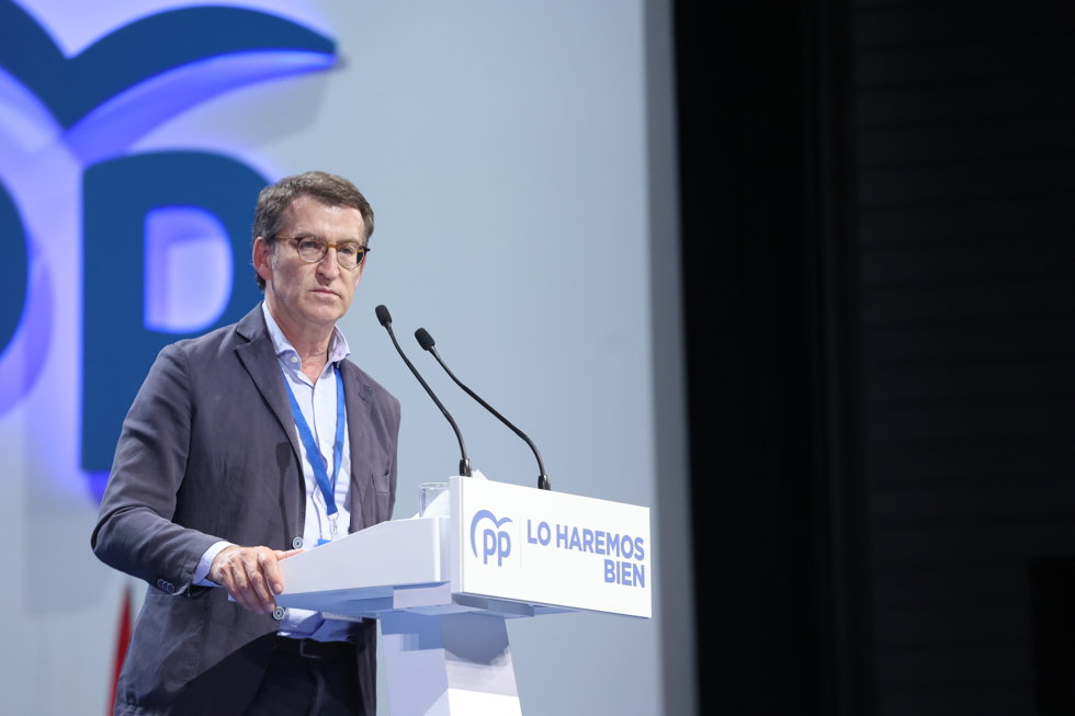 El presidente de la Xunta de Galicia y candidato a la presidencia del PP, Alberto Núñez Feijóo, durante el último discurso del día en el Palacio de Congresos y Exposiciones de Sevilla (FIBES)