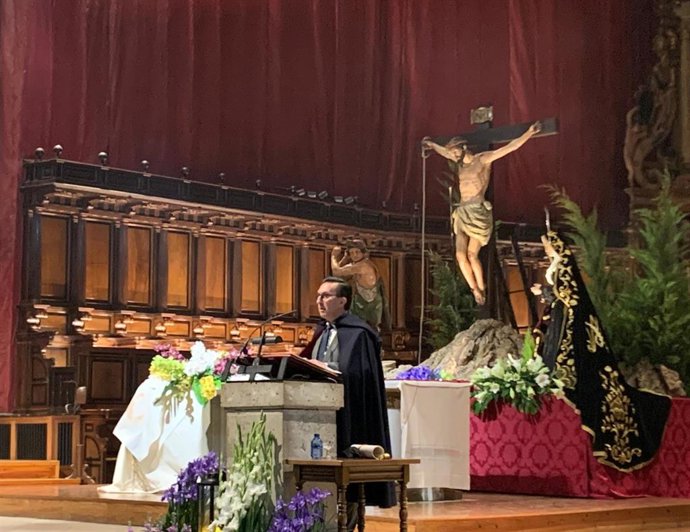 El historiador Javier Burrieza da el pregón de la Semana Santa de Valladolid 2022 en la Catedral, ante las tallas del Santísimo Cristo de la Exaltación y Nuestra Señora de los Dolores.