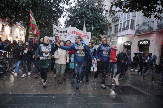 El alcalde de Vitoria, Gorka Urtaran (c), y varios concejales participan en la 22  edición de La korrika, a su llegada a Vitoria
