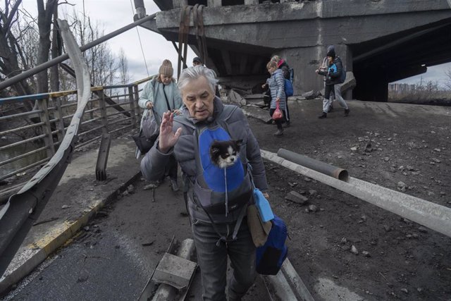 Un grupo de personas huye de la ciudad ucraniana de Irpin.