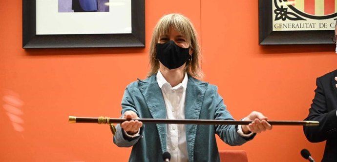 Alba Barnusell amb la vara d'alcaldessa de Granollers