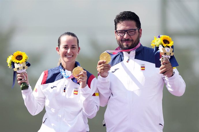 Archivo - Los deportistas de la UCAM, Fátima Gálvez y Alberto Fernández, en lo alto del podio con el oro olímpico