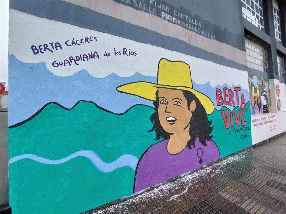 Archivo - Mural conmemorativo por el 60 aniversario del asesinato de la lideresa indígena Berta Cáceres, pintado en la fachada de la Casa Sindical, en Gijón