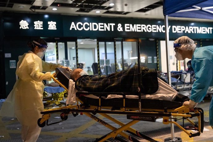 Archivo - 18 February 2022, China, Hong kong: Medical staff members move a patient into the Caritas Medical Centre hospital. 