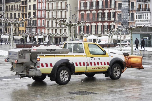 Un vehículo quitanieves en la Plaza del Castillo de Pamplona.