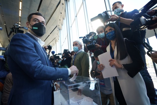 El presidente de lPP en Andalucía y presidente de la Junta de Andalucía, Juanma Moreno, durante la votación en la que Alberto Núñez Feijóo sale como nuevo presidente del partido