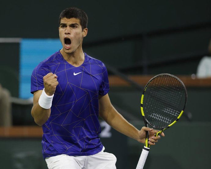 17 March 2022, US, Indian Wells: Spanish tennis player Carlos Alcaraz reacts to winning a point against UK's Cameron Norrie during their Men's Singles Quarter-final Tennis match of the Indian Wells Masters tennis tournament at Indian Wells Tennis Garden