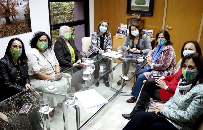 La consejera de Agricultura, Ganadería, Pesca y Desarrollo Sostenible, Carmen Crespo, en un encuentro con representantes de la Asociación Andaluza de Mujeres Empresarias del Sector del Medio Ambiente (Ansemac)