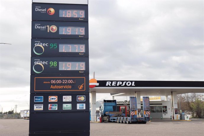Camión estacionado en una gasolinera el día en que ha entrado en vigor la rebaja de 20 céntimos en el litro de la gasolina.