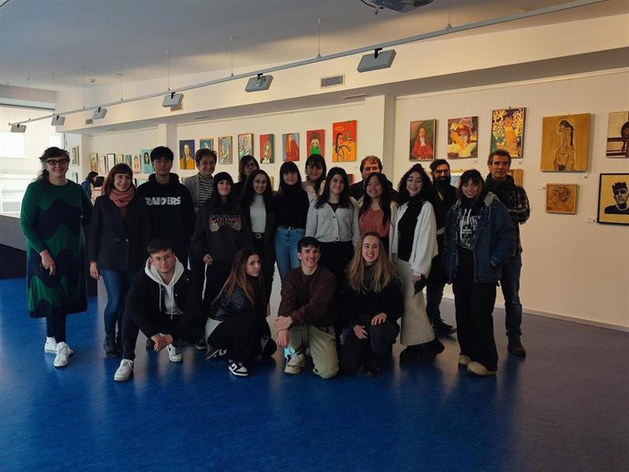 Biblioteca Municipal Rafael Azcona acoge la exposición 'Retrato del artista (adolescente) 4.0' del 'Batalla de Clavijo'