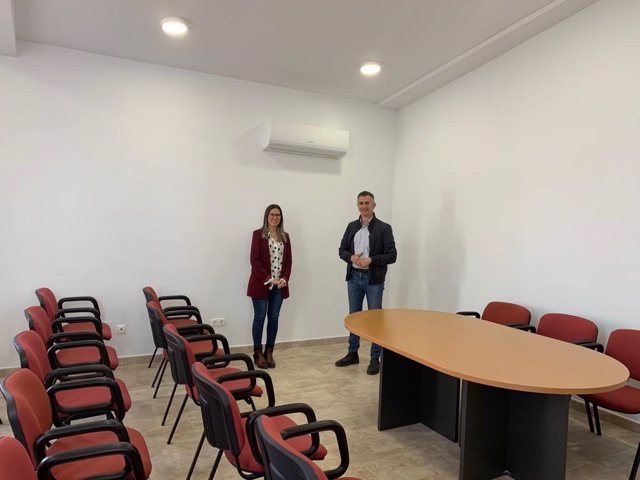 El diputado de Infraestructuras Municipales, José Luis Agea, junto a la alcaldesa de esta localidad, María Ángeles Leiva, en el edificio que se ha construido para albergar este Centro de Participación Ciudadana.