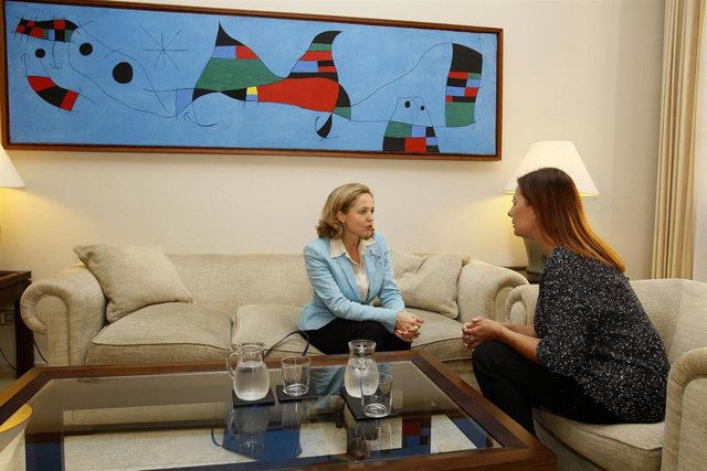 Archivo - La vicepresidenta primera del Gobierno de España y ministra de Asuntos Económicos y Transición Digital, Nadia Calviño -con chaqueta azul en la imagen- junto a la presidenta del Govern balear, Francina Armengol. Archivo. 