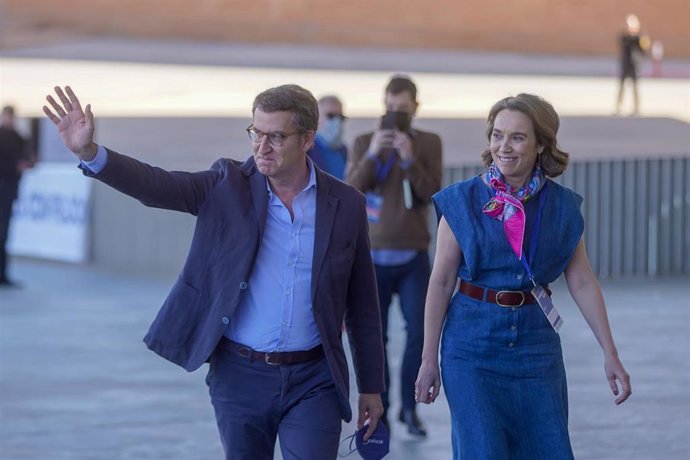 El presidente de la Xunta de Galicia y candidato a la presidencia del PP,  Alberto Núñez Feijóo, y la portavoz del PP en el Congreso de los Diputados y futura secretaria general del partido, Cuca Gamarra