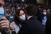 Casado y Ayuso se saludan en el Congreso del PP que abre una nueva etapa con Feijóo tras la crisis interna