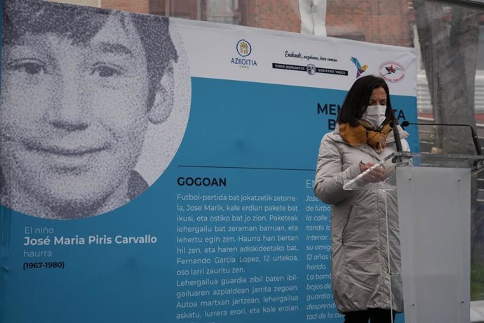 Homenaje en Azkoitia del Gobierno vasco al niño José María Piris, muerto tras dar una patada a una bomba de ETA