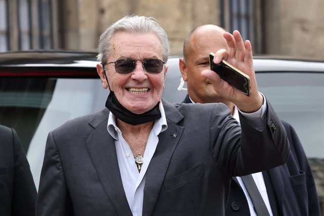 Archivo - 10 September 2021, France, Paris: French actor Alain Delon arrives for the funeral ceremony of late French actor Jean-Paul Belmondo at the Saint-Germain-des-Pres church. Belmondo died on Monday aged 88. Photo: Thomas Coex/AFP/dpa