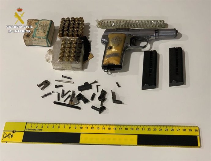Pistola intervenida a un vecino de Arteixo detenido por tenencia ilícita de armas