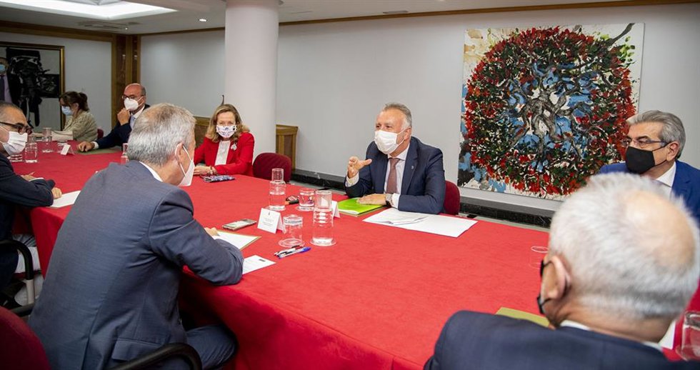 Archivo - La vicepresidenta primera y ministra de Asuntos Económicos y Transformación Digital, Nadia Calviño, asiste a un encuentro de trabajo junto al presidente de Canarias, Ángel Víctor Torres