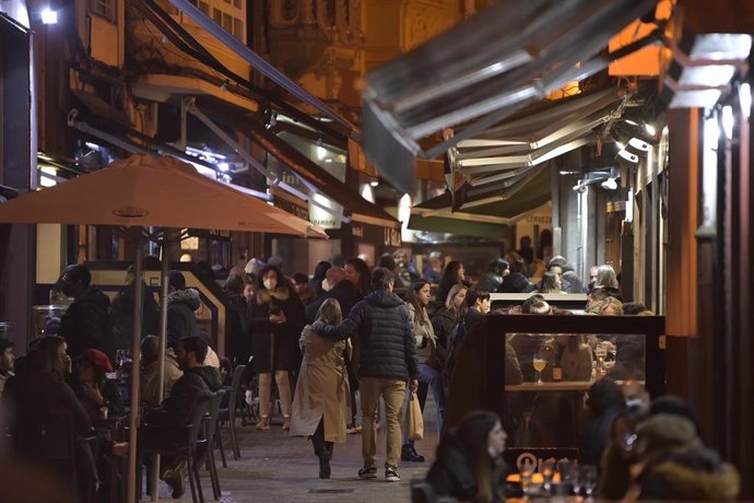 Archivo - Ciudadanos en una zona de cañas/copas la noche que se eliminan las limitaciones horarias para la hostelería gallega, a 11 de febrero de 2022, en A Coruña