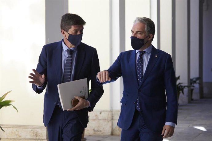 Archivo - El vicepresidente de la Junta y consejero de Turismo, Juan Marín, (i) junto a el consejero de Presidencia, Elías Bendodo, (d) a 22 de febrero de 2022 en Sevilla (Andalucía, España)