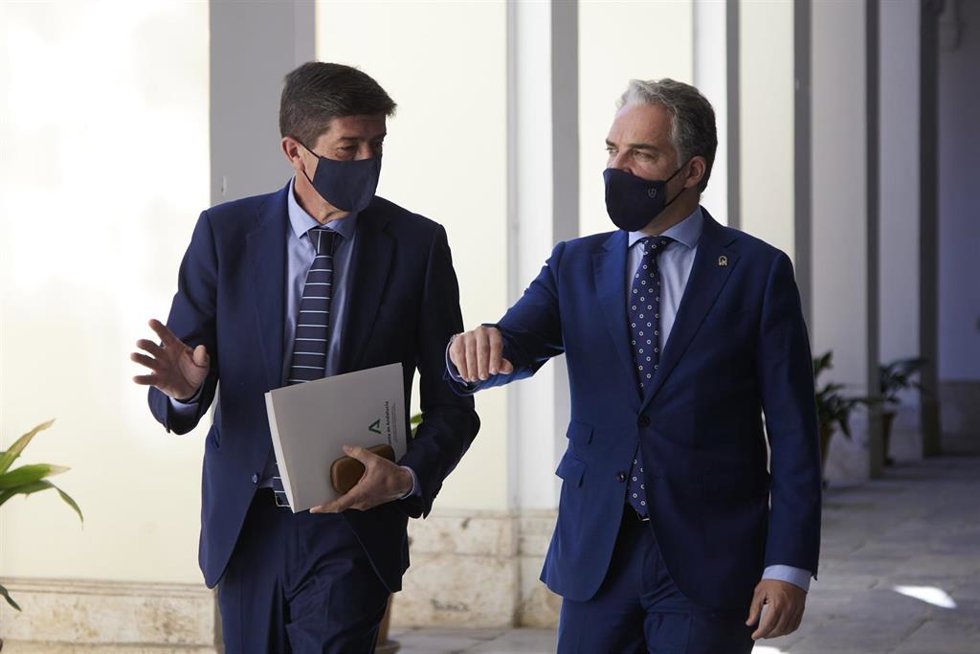 Archivo - El vicepresidente de la Junta y consejero de Turismo, Juan Marín, (i) junto a el consejero de Presidencia, Elías Bendodo, (d) a 22 de febrero de 2022 en Sevilla (Andalucía, España)