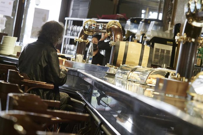 Archivo - Interior de un bar, a 1 de octubre de 2021, en Pamplona, Navarra (España). 