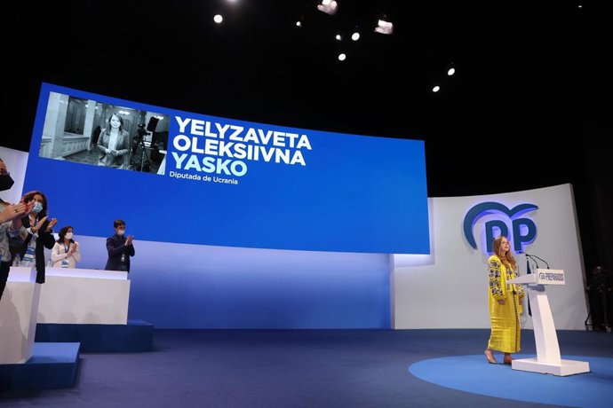 Yelyzaveta Olesksivna, diputada Ucraniana en al auditorio en el segundo y último día del congreso del PP en la que Alberto Núñez Feijóo sale como nuevo presidente del partido 