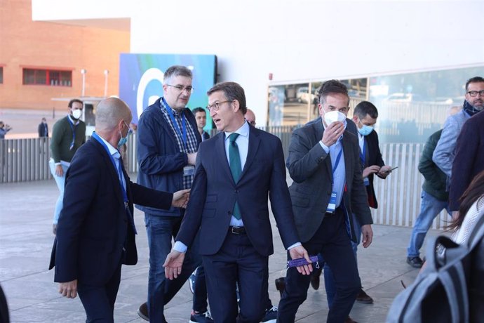 El presidente de la Xunta de Galicia y candidato a la presidencia del PP, Alberto Núñez Feijóo, llegando a la jornada de clausura del XX Congreso Nacional del PP.