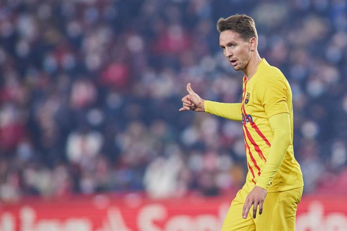 Archivo - Luuk de Jong of FC Barcelona gestures during the spanish league, La Liga Santander, football match played between Granada CF and FC Barcelona at Nuevo Los Carmenes stadium on January 8, 2022, in Granada, Spain.