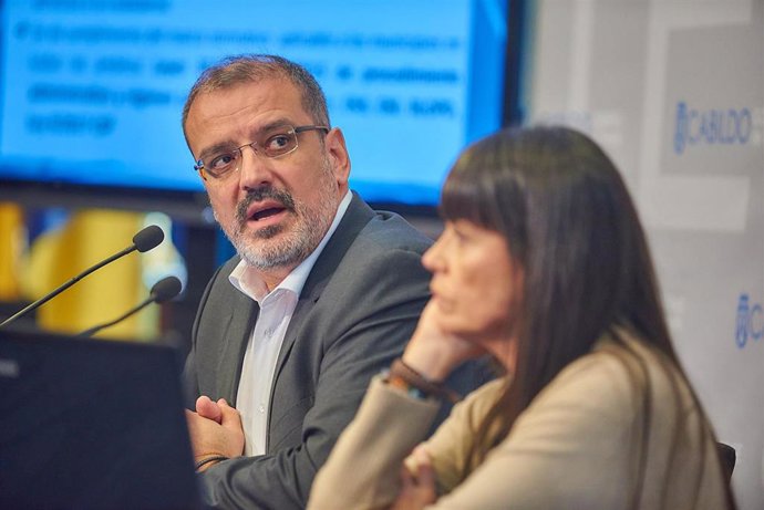 Archivo - Fariña (i), en la rueda de prensa