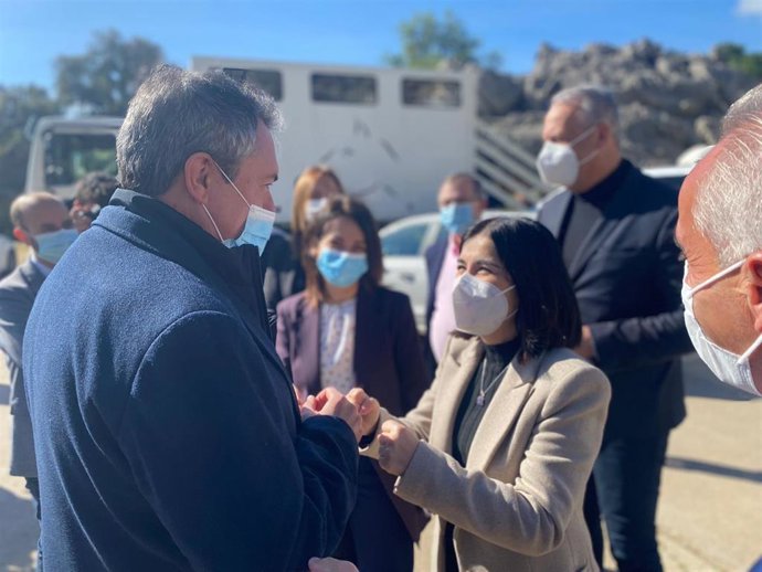 La ministra de Sanidad, Carolina Darias, visita Villaluenga del Rosario junto al secretario general del PSOE-A, Juan Espadas