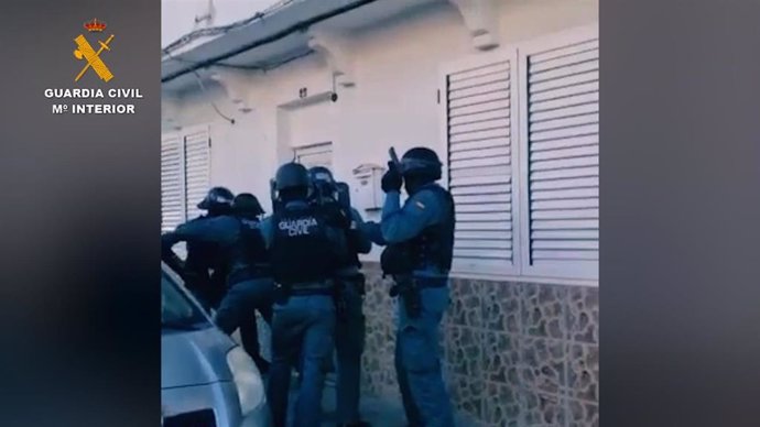 Agentes de la Guardia Civil proceden a entrar en la vivienda del detenido