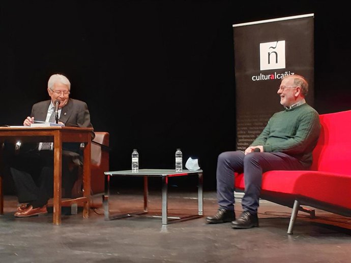 El alcañizano José Gil recopila tres siglos y medio de Semana Santa la capital del Bajo Aragón.