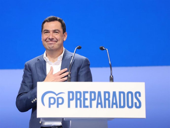 El presidente del PP en Andalucía y presidente de la Junta de Andalucía, Juanma Moreno, durante su intervención en el segundo y último día del congreso del PP en la que Alberto Núñez Feijóo sale como nuevo presidente del partido y se inicia una nueva et