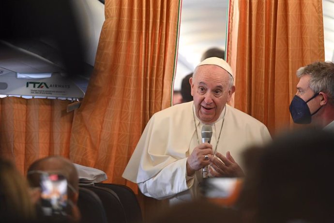 El Papa en el avión que le ya llevado a Malta